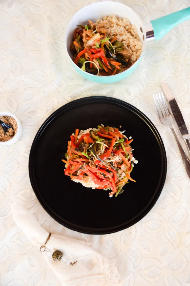 Arrollado de muzarela con salteado de cebolla y morrones