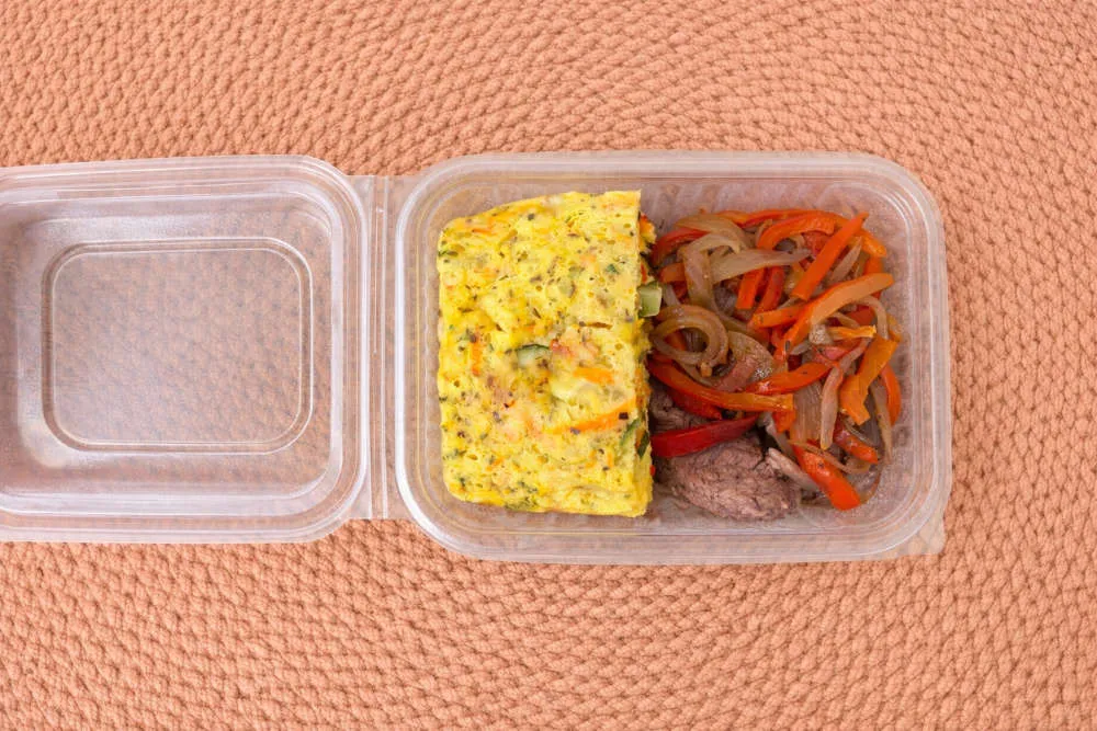 Carne a la criolla con budín de vegetales