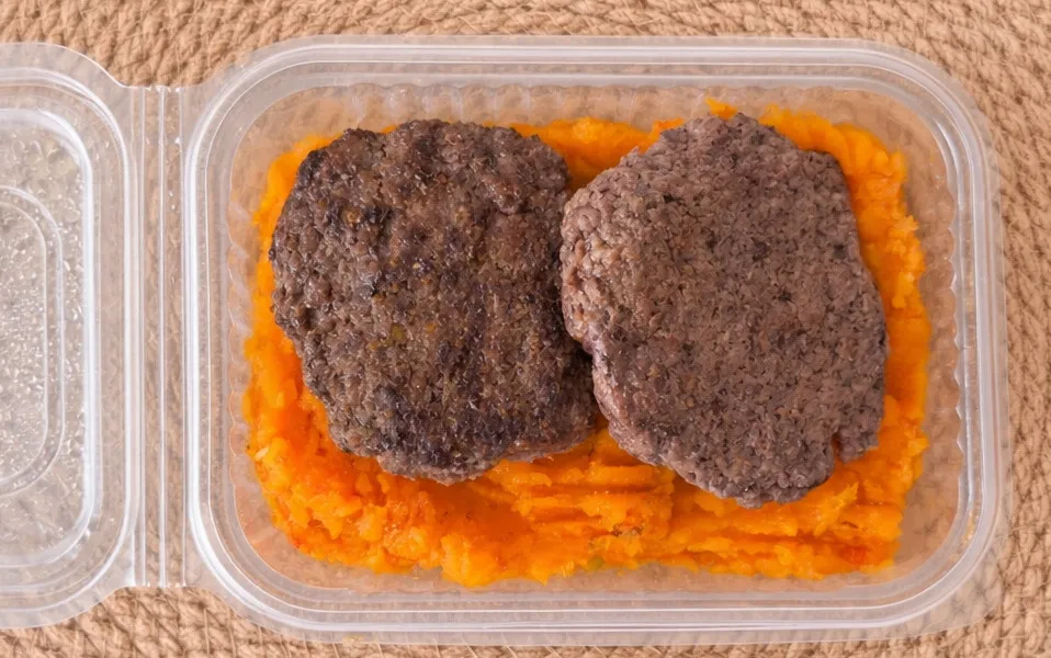 Hamburguesa casera con puré mixto