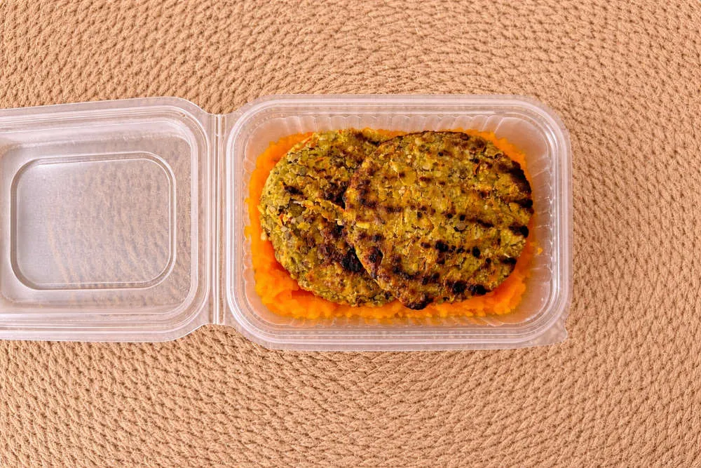 Medallón de lentejas y vegetales con puré de calabaza