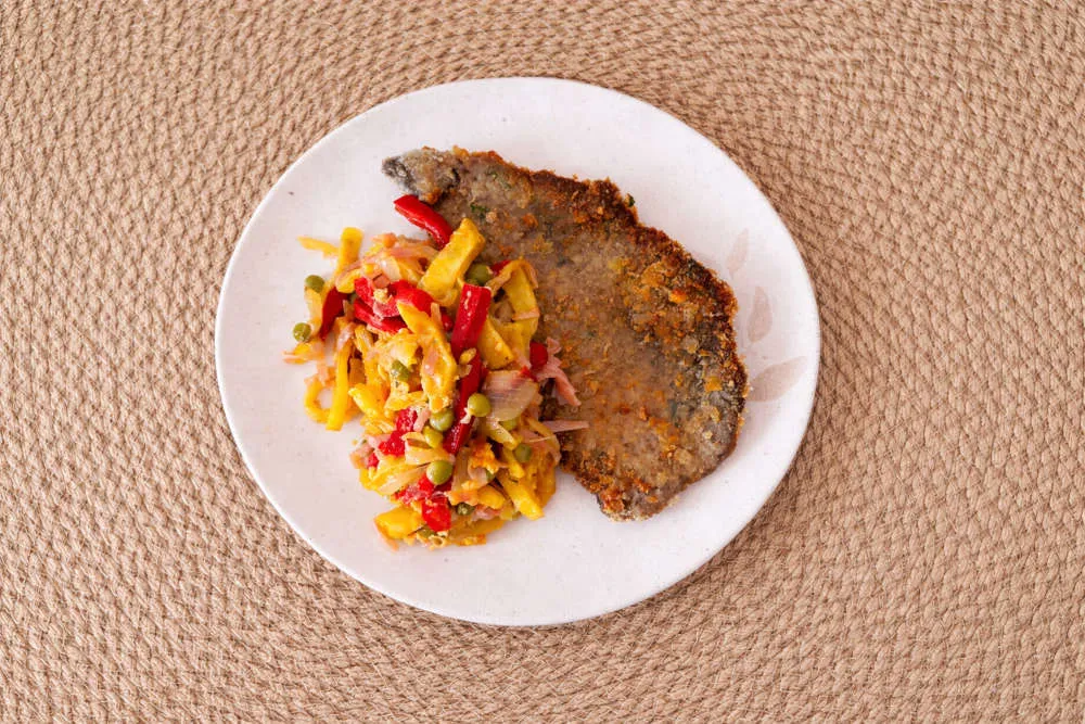 Milanesa de pollo o carne con revuelto gramajo
