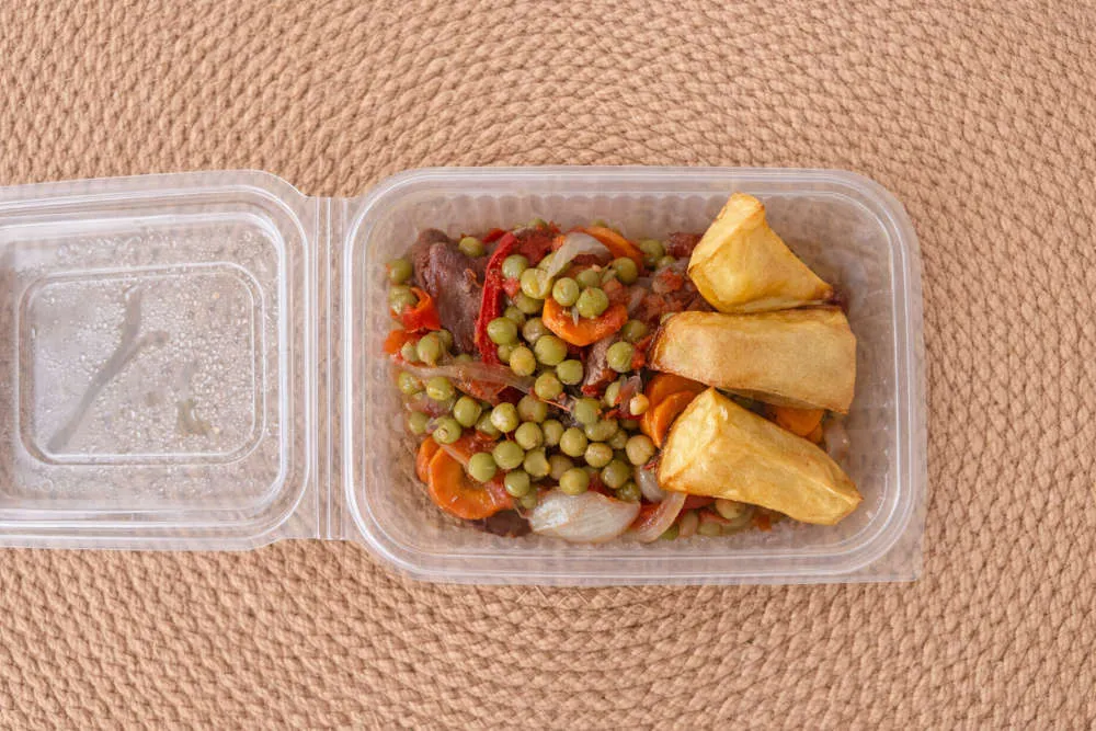 Carne de cerdo a la criolla con papas cuñas