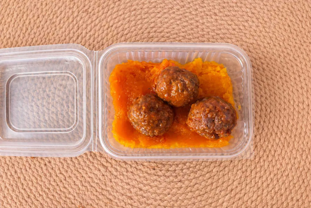 Albóndigas con salsa y puré mixto