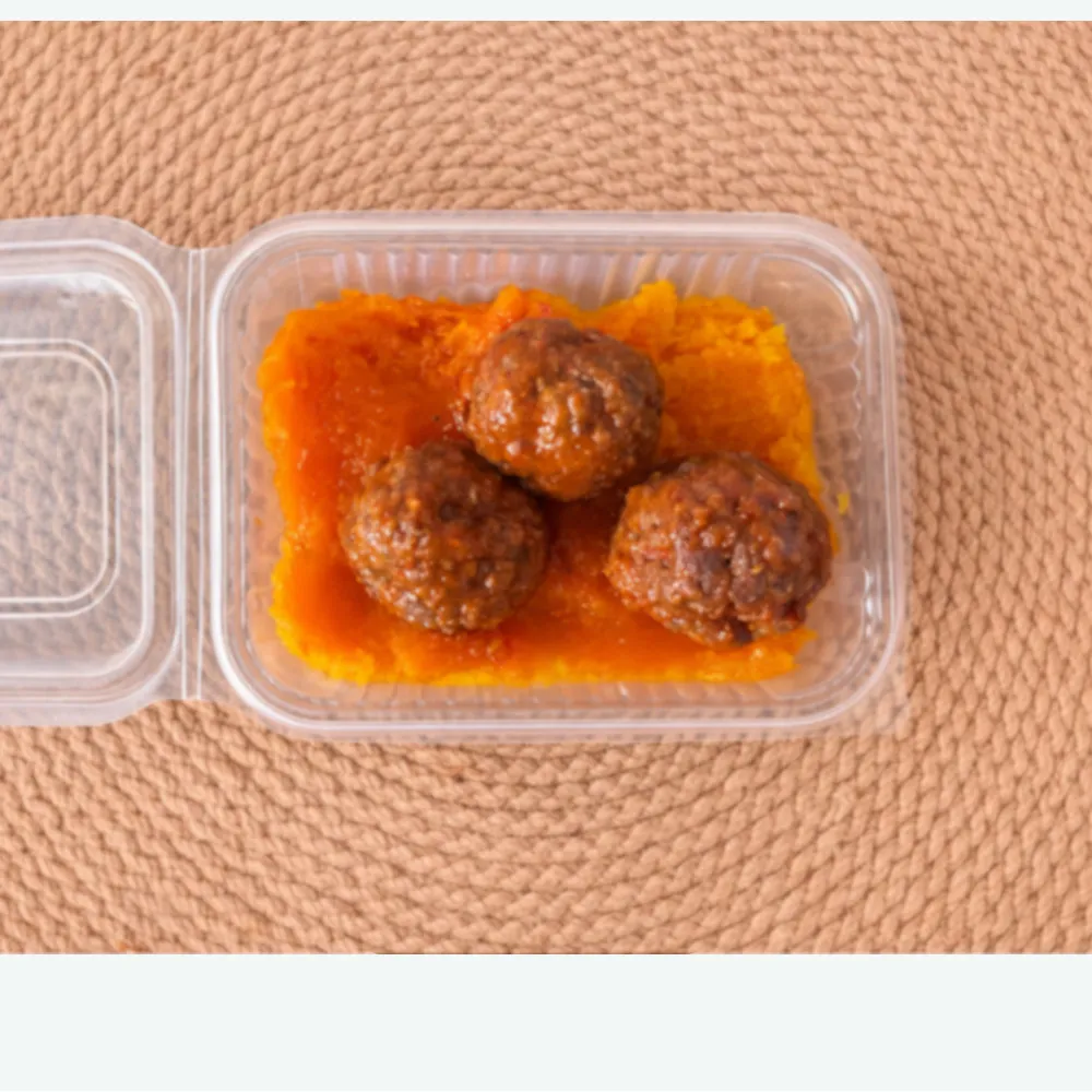 Albóndigas con salsa y puré mixto