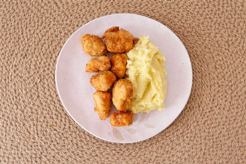 Nuggets de pollo con puré de papa