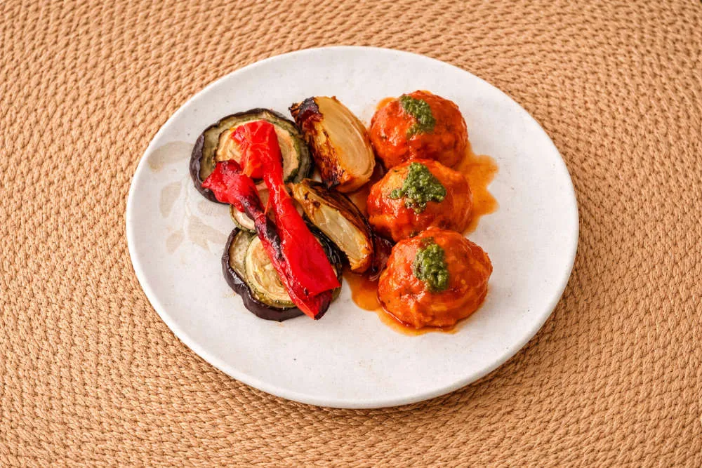 Albóndigas de pollo con vegetales grillados